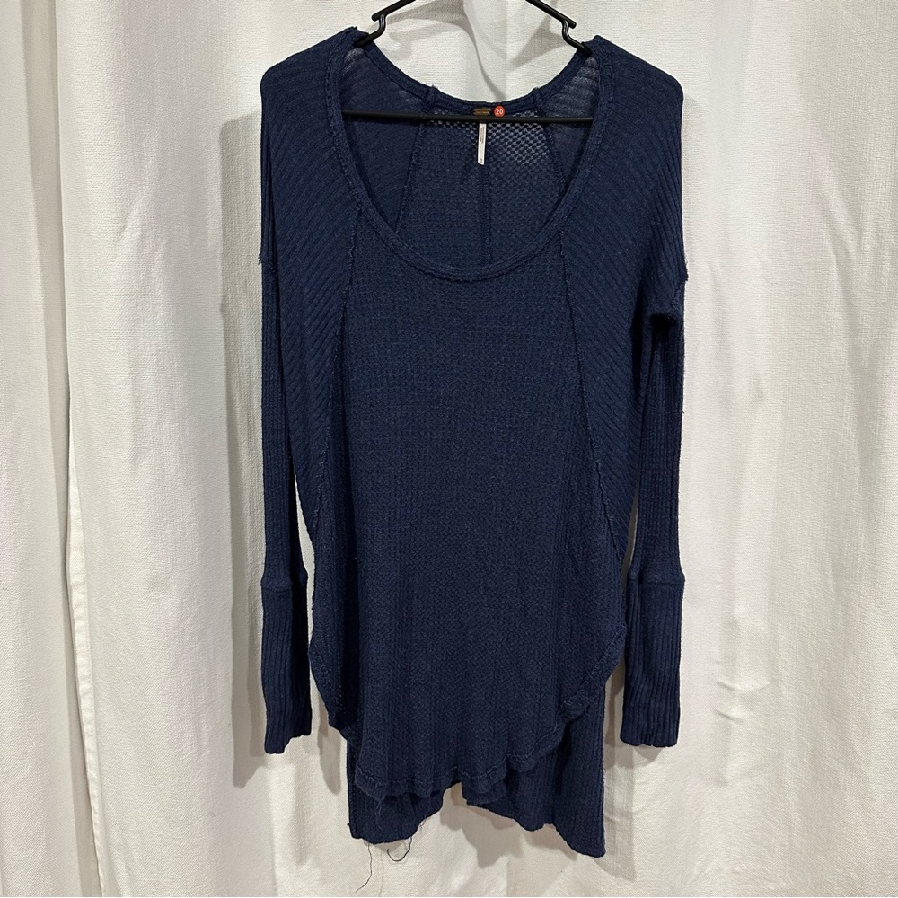 20. Free People NAVY WAFFLE KNIT THERMAL XS / PTP: 21” / LENGTH:34”